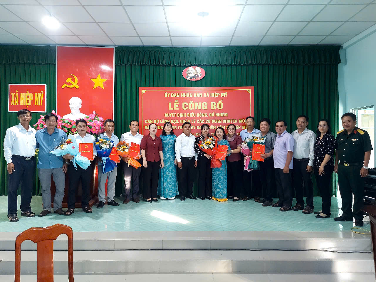 Lễ trao quyết định điều động, bổ nhiệm cán bộ lãnh đạo, quản lý các cơ quan chuyên môn và tương đương thuộc Uỷ ban nhân dân xã Hiệp Mỹ